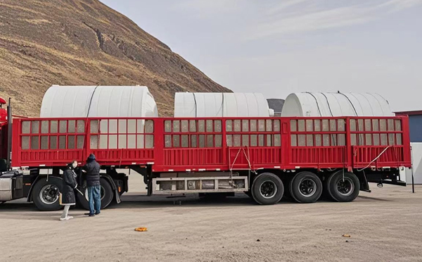 临夏塑料桶装车完毕准备运输中